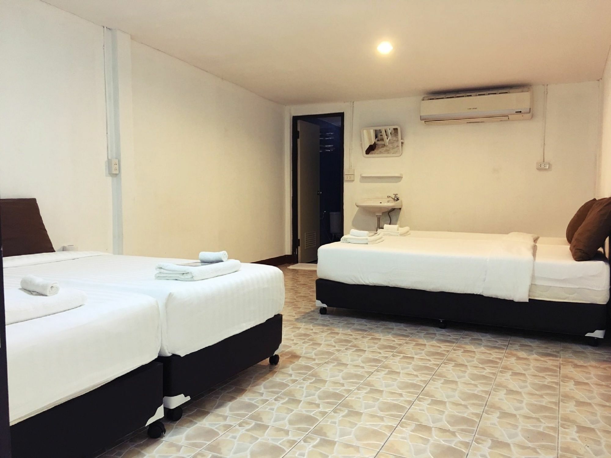 Tommy Huts Hotel Chiang Mai Exterior foto